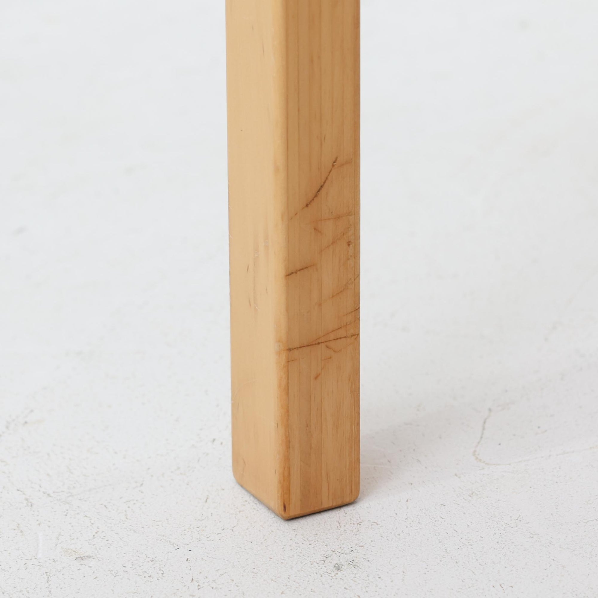 アルヴァ・アアルトが手掛け、アルテックより製作されたモデルE45のアームチェアは、積層バーチ材による滑らかなフレームと、アーム上部に施されたラタン巻きが特徴的な北欧ビンテージの名作です。直線と曲線を巧みに組み合わせた構造は、視覚的な軽やかさと高い強度を両立し、背と座には張りのあるファブリックを用いることで、長時間でも快適な座り心地を実現しています。使い込むほどに木部の色味が深まり、素材の経年変化を楽しめる点も魅力で、ダイニングや書斎、公共空間まで幅広いシーンで活躍する一脚です。