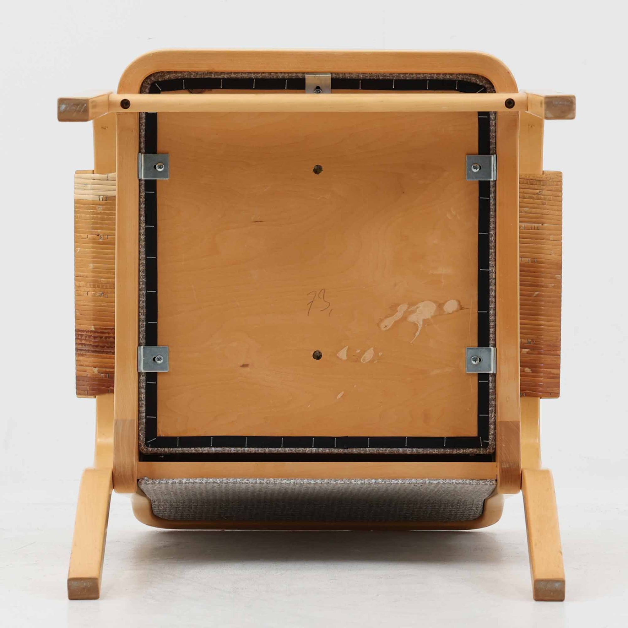 アルヴァ・アアルトが手掛け、アルテックより製作されたモデルE45のアームチェアは、積層バーチ材による滑らかなフレームと、アーム上部に施されたラタン巻きが特徴的な北欧ビンテージの名作です。直線と曲線を巧みに組み合わせた構造は、視覚的な軽やかさと高い強度を両立し、背と座には張りのあるファブリックを用いることで、長時間でも快適な座り心地を実現しています。使い込むほどに木部の色味が深まり、素材の経年変化を楽しめる点も魅力で、ダイニングや書斎、公共空間まで幅広いシーンで活躍する一脚です。