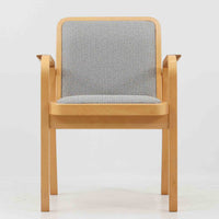 アルヴァ・アアルトが手掛け、アルテックより製作されたモデルE45のアームチェアは、積層バーチ材による滑らかなフレームと、アーム上部に施されたラタン巻きが特徴的な北欧ビンテージの名作です。直線と曲線を巧みに組み合わせた構造は、視覚的な軽やかさと高い強度を両立し、背と座には張りのあるファブリックを用いることで、長時間でも快適な座り心地を実現しています。使い込むほどに木部の色味が深まり、素材の経年変化を楽しめる点も魅力で、ダイニングや書斎、公共空間まで幅広いシーンで活躍する一脚です。