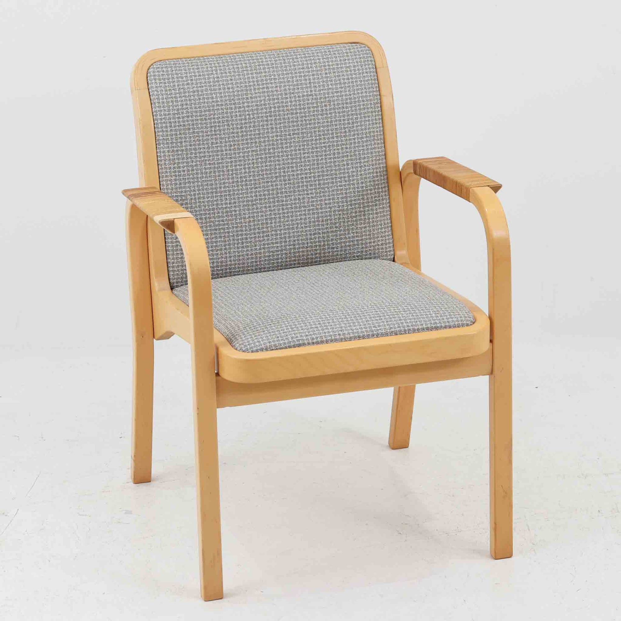 アルヴァ・アアルトが手掛け、アルテックより製作されたモデルE45のアームチェアは、積層バーチ材による滑らかなフレームと、アーム上部に施されたラタン巻きが特徴的な北欧ビンテージの名作です。直線と曲線を巧みに組み合わせた構造は、視覚的な軽やかさと高い強度を両立し、背と座には張りのあるファブリックを用いることで、長時間でも快適な座り心地を実現しています。使い込むほどに木部の色味が深まり、素材の経年変化を楽しめる点も魅力で、ダイニングや書斎、公共空間まで幅広いシーンで活躍する一脚です。