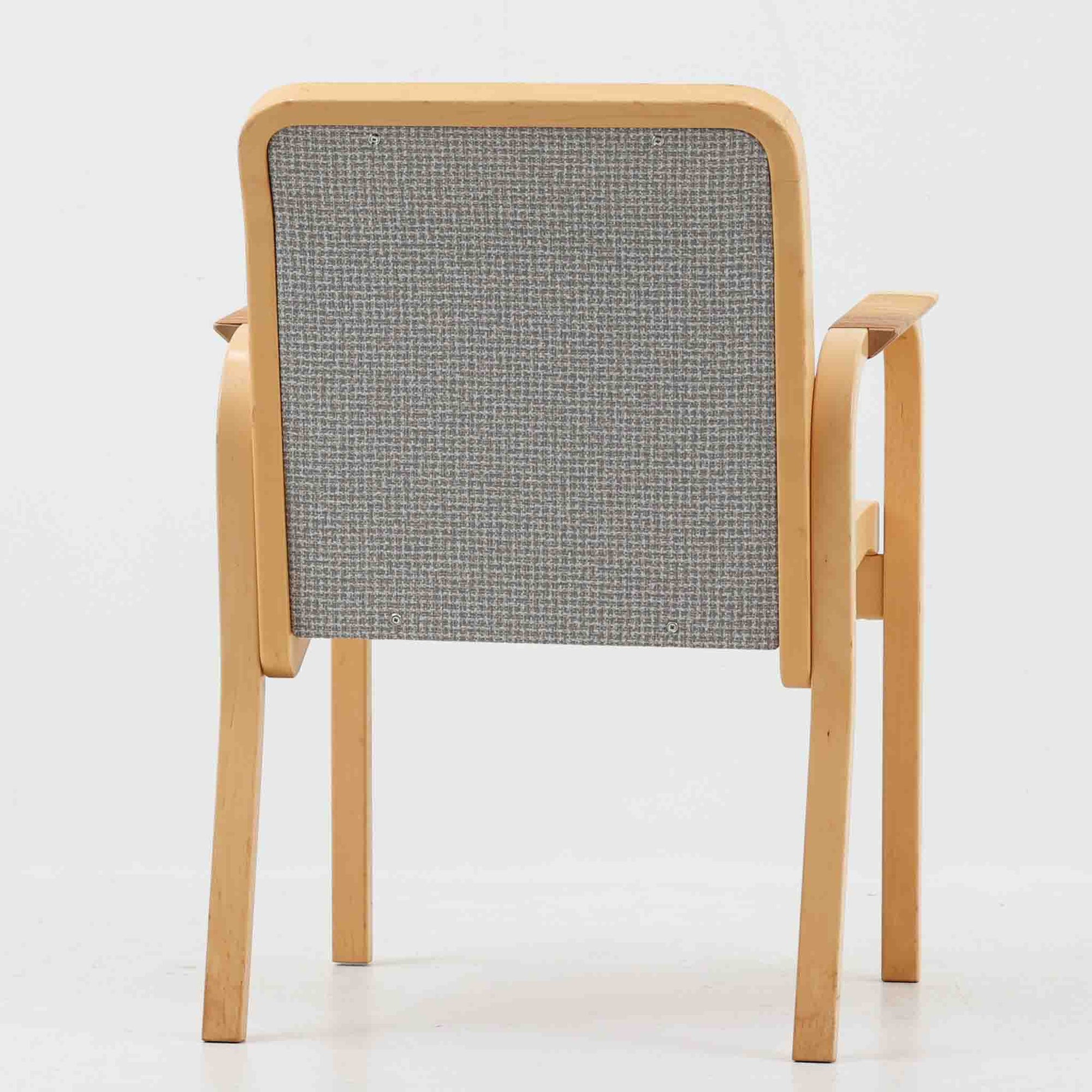 アルヴァ・アアルトが手掛け、アルテックより製作されたモデルE45のアームチェアは、積層バーチ材による滑らかなフレームと、アーム上部に施されたラタン巻きが特徴的な北欧ビンテージの名作です。直線と曲線を巧みに組み合わせた構造は、視覚的な軽やかさと高い強度を両立し、背と座には張りのあるファブリックを用いることで、長時間でも快適な座り心地を実現しています。使い込むほどに木部の色味が深まり、素材の経年変化を楽しめる点も魅力で、ダイニングや書斎、公共空間まで幅広いシーンで活躍する一脚です。