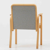 アルヴァ・アアルトが手掛け、アルテックより製作されたモデルE45のアームチェアは、積層バーチ材による滑らかなフレームと、アーム上部に施されたラタン巻きが特徴的な北欧ビンテージの名作です。直線と曲線を巧みに組み合わせた構造は、視覚的な軽やかさと高い強度を両立し、背と座には張りのあるファブリックを用いることで、長時間でも快適な座り心地を実現しています。使い込むほどに木部の色味が深まり、素材の経年変化を楽しめる点も魅力で、ダイニングや書斎、公共空間まで幅広いシーンで活躍する一脚です。