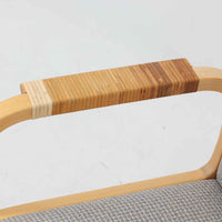 アルヴァ・アアルトが手掛け、アルテックより製作されたモデルE45のアームチェアは、積層バーチ材による滑らかなフレームと、アーム上部に施されたラタン巻きが特徴的な北欧ビンテージの名作です。直線と曲線を巧みに組み合わせた構造は、視覚的な軽やかさと高い強度を両立し、背と座には張りのあるファブリックを用いることで、長時間でも快適な座り心地を実現しています。使い込むほどに木部の色味が深まり、素材の経年変化を楽しめる点も魅力で、ダイニングや書斎、公共空間まで幅広いシーンで活躍する一脚です。