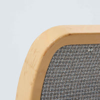 アルヴァ・アアルトが手掛け、アルテックより製作されたモデルE45のアームチェアは、積層バーチ材による滑らかなフレームと、アーム上部に施されたラタン巻きが特徴的な北欧ビンテージの名作です。直線と曲線を巧みに組み合わせた構造は、視覚的な軽やかさと高い強度を両立し、背と座には張りのあるファブリックを用いることで、長時間でも快適な座り心地を実現しています。使い込むほどに木部の色味が深まり、素材の経年変化を楽しめる点も魅力で、ダイニングや書斎、公共空間まで幅広いシーンで活躍する一脚です。