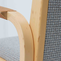 アルヴァ・アアルトが手掛け、アルテックより製作されたモデルE45のアームチェアは、積層バーチ材による滑らかなフレームと、アーム上部に施されたラタン巻きが特徴的な北欧ビンテージの名作です。直線と曲線を巧みに組み合わせた構造は、視覚的な軽やかさと高い強度を両立し、背と座には張りのあるファブリックを用いることで、長時間でも快適な座り心地を実現しています。使い込むほどに木部の色味が深まり、素材の経年変化を楽しめる点も魅力で、ダイニングや書斎、公共空間まで幅広いシーンで活躍する一脚です。