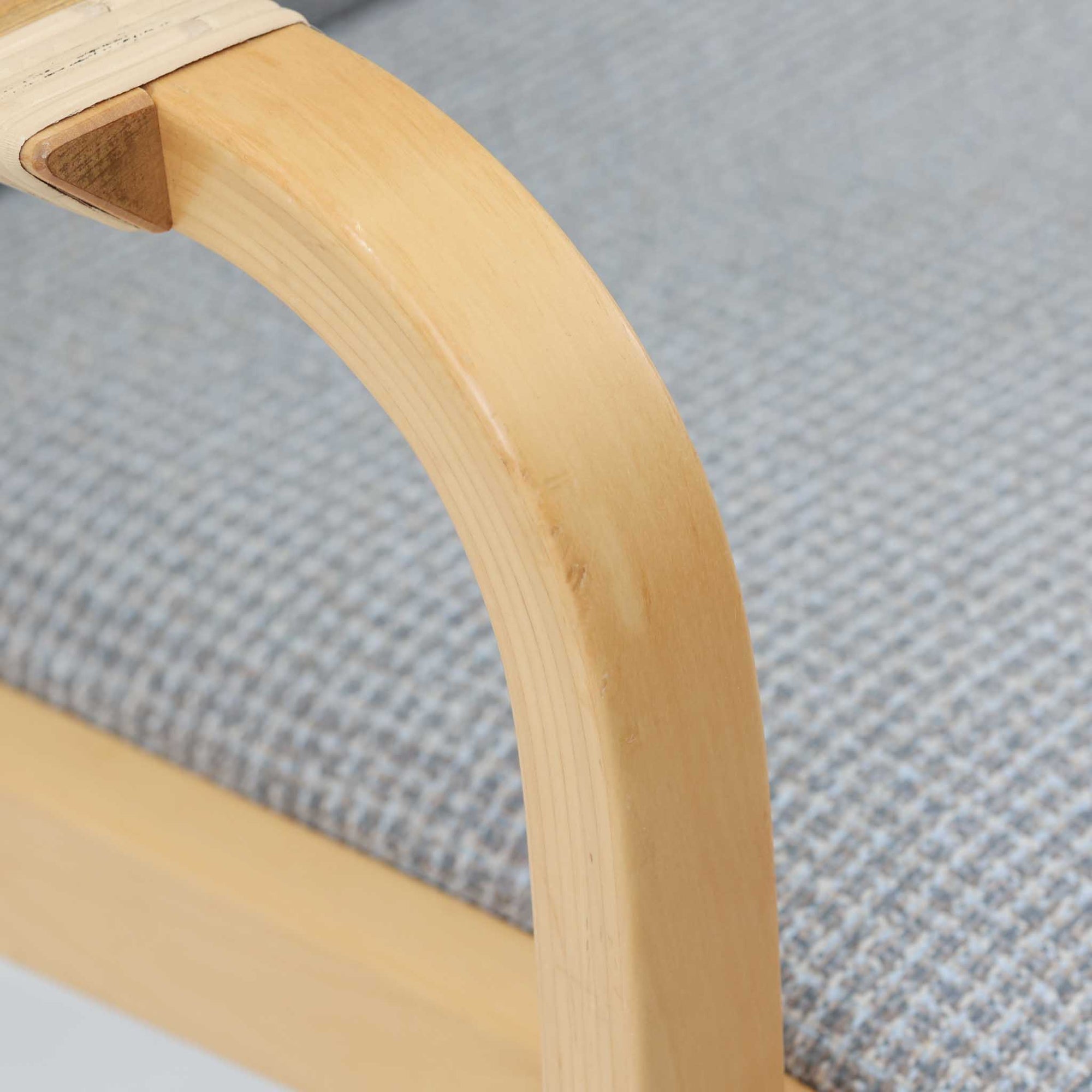 アルヴァ・アアルトが手掛け、アルテックより製作されたモデルE45のアームチェアは、積層バーチ材による滑らかなフレームと、アーム上部に施されたラタン巻きが特徴的な北欧ビンテージの名作です。直線と曲線を巧みに組み合わせた構造は、視覚的な軽やかさと高い強度を両立し、背と座には張りのあるファブリックを用いることで、長時間でも快適な座り心地を実現しています。使い込むほどに木部の色味が深まり、素材の経年変化を楽しめる点も魅力で、ダイニングや書斎、公共空間まで幅広いシーンで活躍する一脚です。