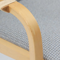 アルヴァ・アアルトが手掛け、アルテックより製作されたモデルE45のアームチェアは、積層バーチ材による滑らかなフレームと、アーム上部に施されたラタン巻きが特徴的な北欧ビンテージの名作です。直線と曲線を巧みに組み合わせた構造は、視覚的な軽やかさと高い強度を両立し、背と座には張りのあるファブリックを用いることで、長時間でも快適な座り心地を実現しています。使い込むほどに木部の色味が深まり、素材の経年変化を楽しめる点も魅力で、ダイニングや書斎、公共空間まで幅広いシーンで活躍する一脚です。