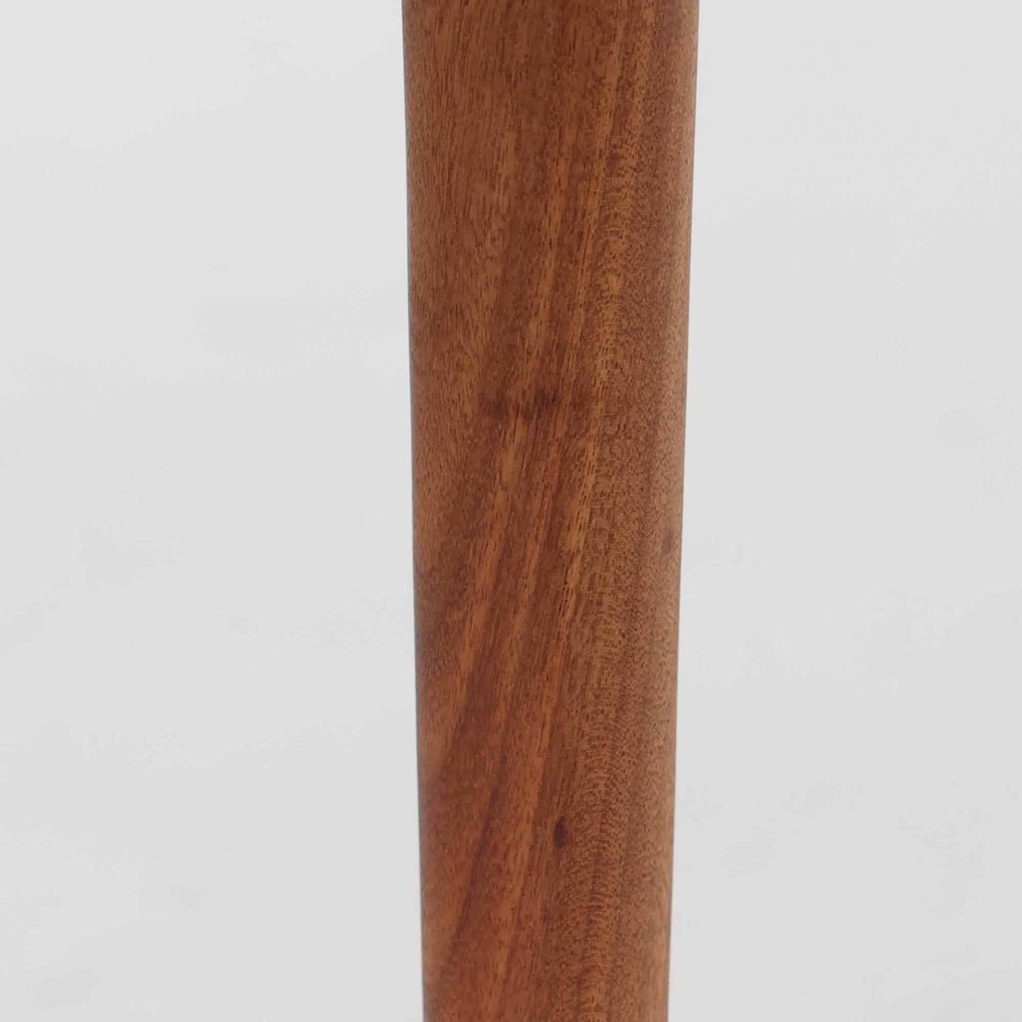 Johannes Andersen（ヨハネス・アンダーセン）がCFC Silkeborgのために手掛けた2段チェストは、チーク材を贅沢に用いた柔らかな曲面フォルムと長く伸びた彫刻的なハンドルが印象的で、天板から側面へと美しくつながる木目が上質な素材感を際立たせる北欧ビンテージ家具です。職人技の光る滑らかな面取りや端正な造りが深い味わいを生み出し、コンパクトながら実用的な2杯の引き出しを備え、ベッドサイドやリビングのサイドテーブルとしても活躍し、温かみのある木肌の経年変化が魅力を一層引き立てています。