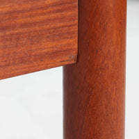 Soborg Mobler社製、Borge Mogensen（ボーエ・モーエンセン）デザインの片袖デスクで、直線的で端正な佇まいと丸脚の柔らかなラインが上品なバランスを生み、深みのあるチーク材が空間に落ち着いた雰囲気を与えます。右側には3段の引き出しが配置され、文具や書類、小物の整理に使いやすく、ワークデスクや書斎机としてはもちろん、ショップのカウンターテーブルとしても相性が良く幅広いシーンで活躍します。北欧ビンテージらしい温かみと実用性を備え、経年による風合いを楽しみながら長くご使用いただける一品です。