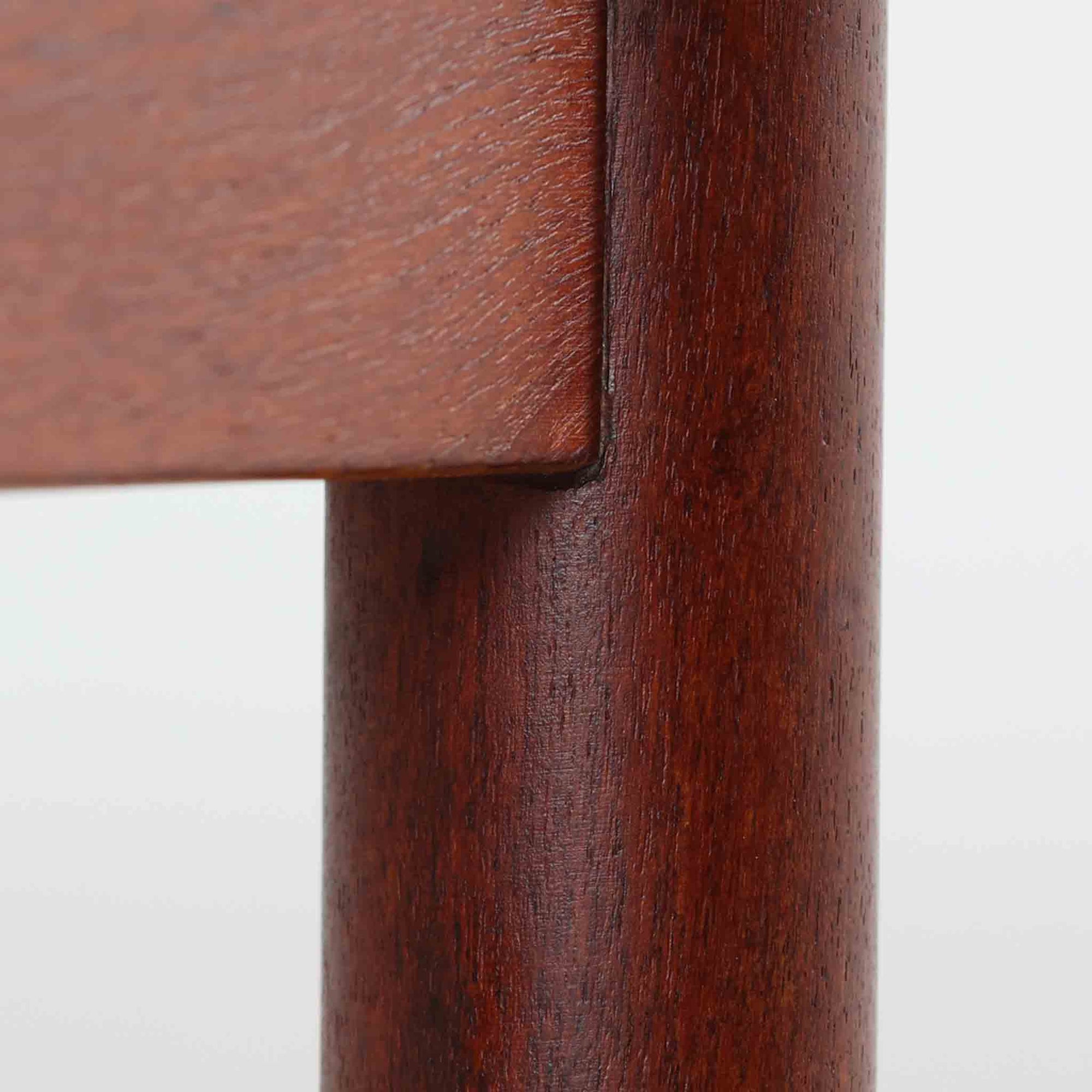 Soborg Mobler社製、Borge Mogensen（ボーエ・モーエンセン）デザインの片袖デスクで、直線的で端正な佇まいと丸脚の柔らかなラインが上品なバランスを生み、深みのあるチーク材が空間に落ち着いた雰囲気を与えます。右側には3段の引き出しが配置され、文具や書類、小物の整理に使いやすく、ワークデスクや書斎机としてはもちろん、ショップのカウンターテーブルとしても相性が良く幅広いシーンで活躍します。北欧ビンテージらしい温かみと実用性を備え、経年による風合いを楽しみながら長くご使用いただける一品です。