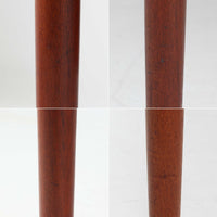 Soborg Mobler社製、Borge Mogensen（ボーエ・モーエンセン）デザインの片袖デスクで、直線的で端正な佇まいと丸脚の柔らかなラインが上品なバランスを生み、深みのあるチーク材が空間に落ち着いた雰囲気を与えます。右側には3段の引き出しが配置され、文具や書類、小物の整理に使いやすく、ワークデスクや書斎机としてはもちろん、ショップのカウンターテーブルとしても相性が良く幅広いシーンで活躍します。北欧ビンテージらしい温かみと実用性を備え、経年による風合いを楽しみながら長くご使用いただける一品です。