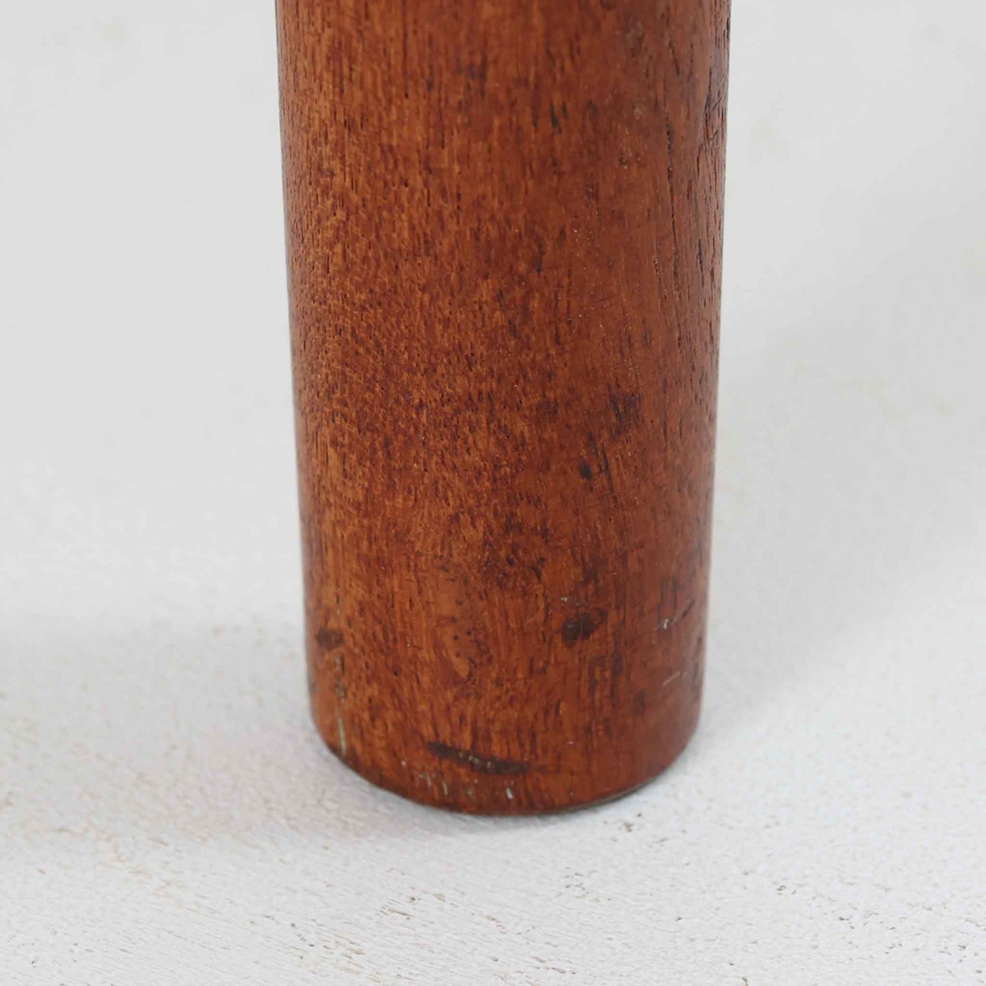 Soborg Mobler社製、Borge Mogensen（ボーエ・モーエンセン）デザインの片袖デスクで、直線的で端正な佇まいと丸脚の柔らかなラインが上品なバランスを生み、深みのあるチーク材が空間に落ち着いた雰囲気を与えます。右側には3段の引き出しが配置され、文具や書類、小物の整理に使いやすく、ワークデスクや書斎机としてはもちろん、ショップのカウンターテーブルとしても相性が良く幅広いシーンで活躍します。北欧ビンテージらしい温かみと実用性を備え、経年による風合いを楽しみながら長くご使用いただける一品です。