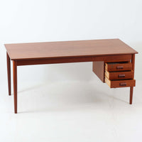 Soborg Mobler社製、Borge Mogensen（ボーエ・モーエンセン）デザインの片袖デスクで、直線的で端正な佇まいと丸脚の柔らかなラインが上品なバランスを生み、深みのあるチーク材が空間に落ち着いた雰囲気を与えます。右側には3段の引き出しが配置され、文具や書類、小物の整理に使いやすく、ワークデスクや書斎机としてはもちろん、ショップのカウンターテーブルとしても相性が良く幅広いシーンで活躍します。北欧ビンテージらしい温かみと実用性を備え、経年による風合いを楽しみながら長くご使用いただける一品です。