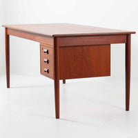 Soborg Mobler社製、Borge Mogensen（ボーエ・モーエンセン）デザインの片袖デスクで、直線的で端正な佇まいと丸脚の柔らかなラインが上品なバランスを生み、深みのあるチーク材が空間に落ち着いた雰囲気を与えます。右側には3段の引き出しが配置され、文具や書類、小物の整理に使いやすく、ワークデスクや書斎机としてはもちろん、ショップのカウンターテーブルとしても相性が良く幅広いシーンで活躍します。北欧ビンテージらしい温かみと実用性を備え、経年による風合いを楽しみながら長くご使用いただける一品です。