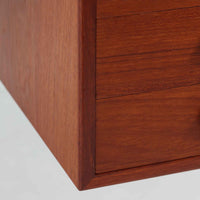 Soborg Mobler社製、Borge Mogensen（ボーエ・モーエンセン）デザインの片袖デスクで、直線的で端正な佇まいと丸脚の柔らかなラインが上品なバランスを生み、深みのあるチーク材が空間に落ち着いた雰囲気を与えます。右側には3段の引き出しが配置され、文具や書類、小物の整理に使いやすく、ワークデスクや書斎机としてはもちろん、ショップのカウンターテーブルとしても相性が良く幅広いシーンで活躍します。北欧ビンテージらしい温かみと実用性を備え、経年による風合いを楽しみながら長くご使用いただける一品です。