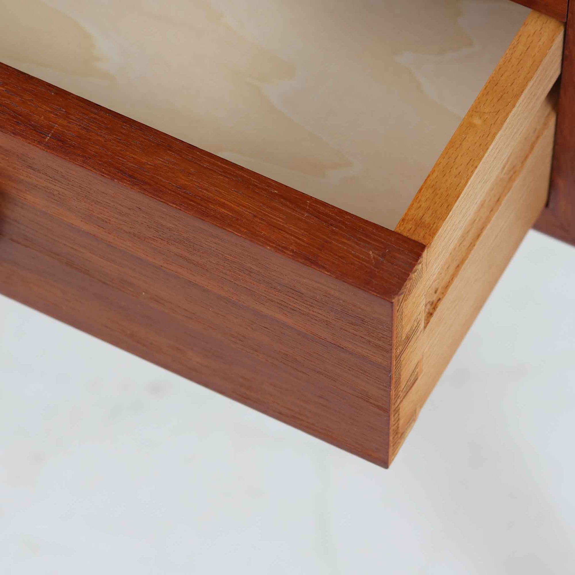 Soborg Mobler社製、Borge Mogensen（ボーエ・モーエンセン）デザインの片袖デスクで、直線的で端正な佇まいと丸脚の柔らかなラインが上品なバランスを生み、深みのあるチーク材が空間に落ち着いた雰囲気を与えます。右側には3段の引き出しが配置され、文具や書類、小物の整理に使いやすく、ワークデスクや書斎机としてはもちろん、ショップのカウンターテーブルとしても相性が良く幅広いシーンで活躍します。北欧ビンテージらしい温かみと実用性を備え、経年による風合いを楽しみながら長くご使用いただける一品です。