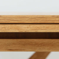 Henning Kjaernulfがデザインし、Nyrup Mobelfabrikが手掛けたエクステンションダイニングテーブルです。オーク材ならではの力強い木目と経年で深みを増した色艶が魅力で、X字状の脚部や波状に削り出された貫が北欧らしい素朴さと彫刻的な美しさを演出しています。左右の天板を引き出すことで幅251cmまで拡張可能な実用的構造で、日常使いから来客時まで幅広く活躍。重厚感がありながらも軽やかな意匠にまとめられた、希少性の高い北欧ビンテージ家具です。