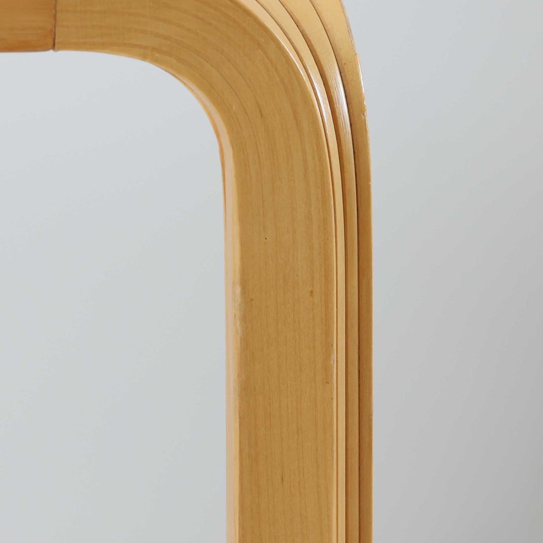 フィンランドを代表する建築家アルヴァ・アアルトによるデザイン、Artek社製の「X-leg」ダイニングテーブルです。素材には温かみのあるバーチ材を使用し、アアルトの象徴でもある積層合板による柔らかな曲線脚が特徴です。角のない優しいフォルムとシンプルな構造美が調和し、北欧デザインの真髄を感じさせます。経年によるバーチ材の飴色の風合いが美しく、空間に軽やかで穏やかな印象を与える一台です。