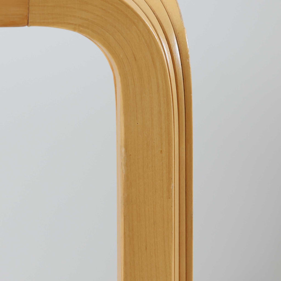 フィンランドを代表する建築家アルヴァ・アアルトによるデザイン、Artek社製の「X-leg」ダイニングテーブルです。素材には温かみのあるバーチ材を使用し、アアルトの象徴でもある積層合板による柔らかな曲線脚が特徴です。角のない優しいフォルムとシンプルな構造美が調和し、北欧デザインの真髄を感じさせます。経年によるバーチ材の飴色の風合いが美しく、空間に軽やかで穏やかな印象を与える一台です。