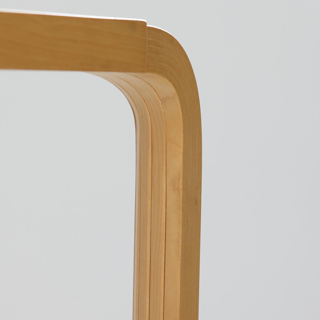 フィンランドを代表する建築家アルヴァ・アアルトによるデザイン、Artek社製の「X-leg」ダイニングテーブルです。素材には温かみのあるバーチ材を使用し、アアルトの象徴でもある積層合板による柔らかな曲線脚が特徴です。角のない優しいフォルムとシンプルな構造美が調和し、北欧デザインの真髄を感じさせます。経年によるバーチ材の飴色の風合いが美しく、空間に軽やかで穏やかな印象を与える一台です。