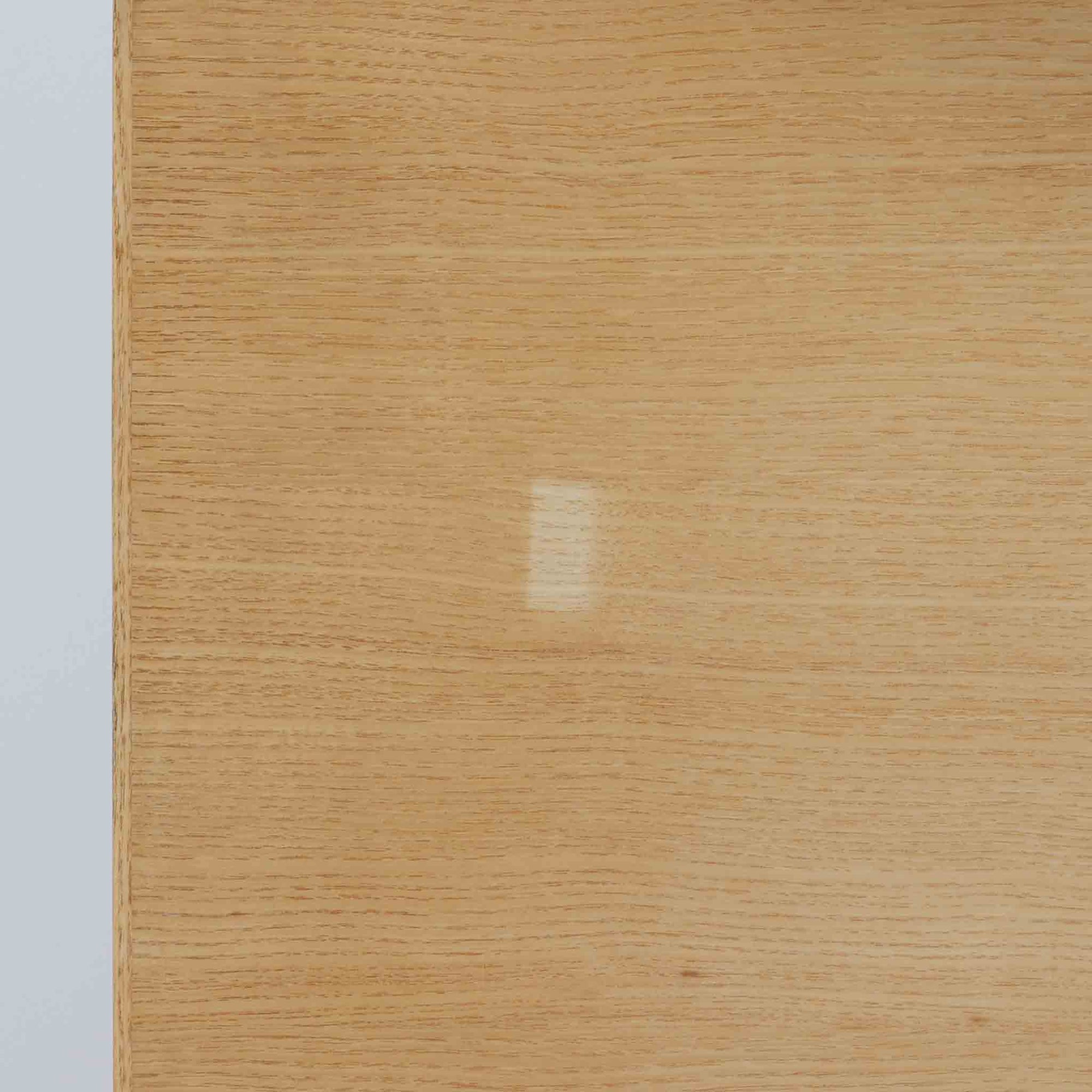 フィンランドを代表する建築家アルヴァ・アアルトによるデザイン、Artek社製の「X-leg」ダイニングテーブルです。素材には温かみのあるバーチ材を使用し、アアルトの象徴でもある積層合板による柔らかな曲線脚が特徴です。角のない優しいフォルムとシンプルな構造美が調和し、北欧デザインの真髄を感じさせます。経年によるバーチ材の飴色の風合いが美しく、空間に軽やかで穏やかな印象を与える一台です。