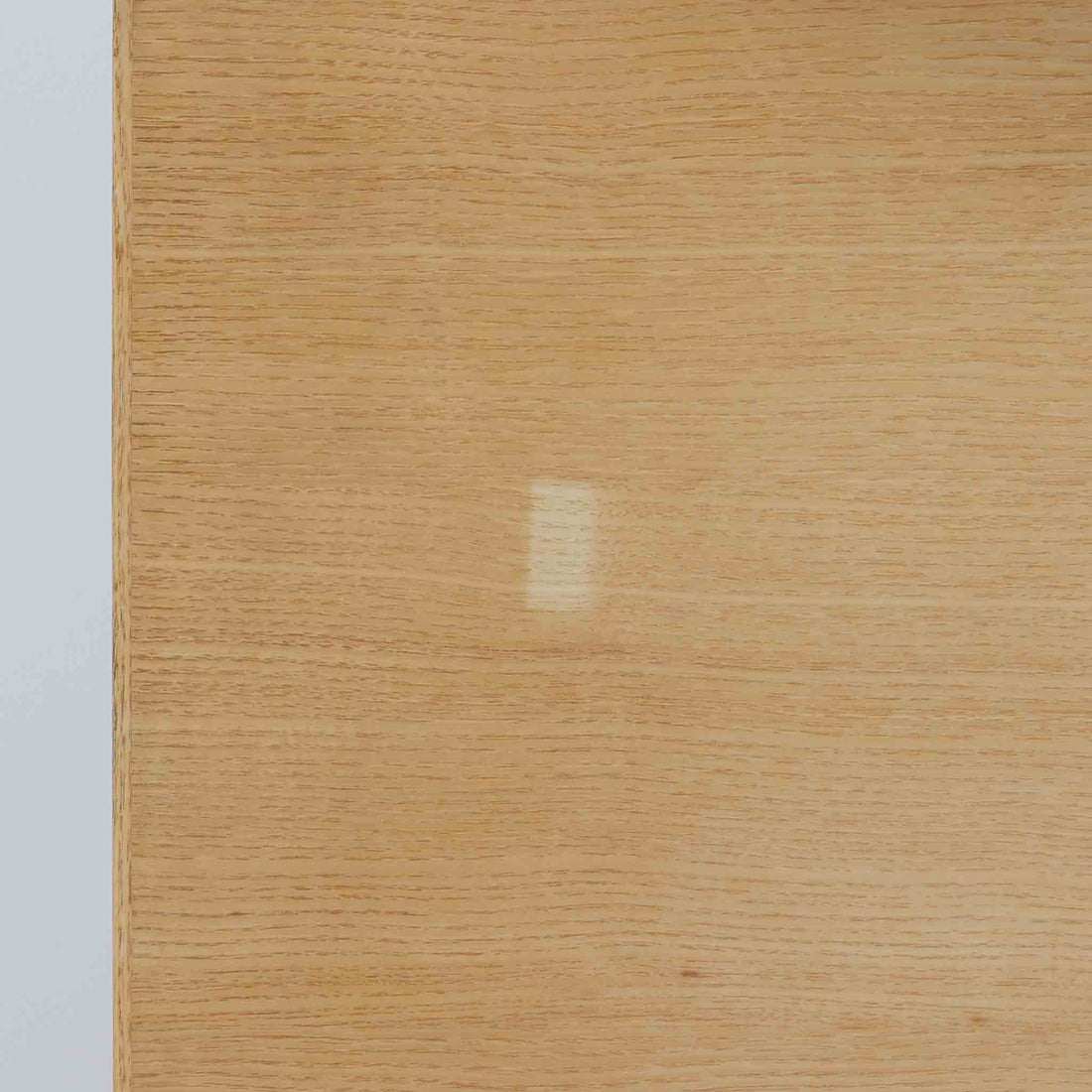 フィンランドを代表する建築家アルヴァ・アアルトによるデザイン、Artek社製の「X-leg」ダイニングテーブルです。素材には温かみのあるバーチ材を使用し、アアルトの象徴でもある積層合板による柔らかな曲線脚が特徴です。角のない優しいフォルムとシンプルな構造美が調和し、北欧デザインの真髄を感じさせます。経年によるバーチ材の飴色の風合いが美しく、空間に軽やかで穏やかな印象を与える一台です。