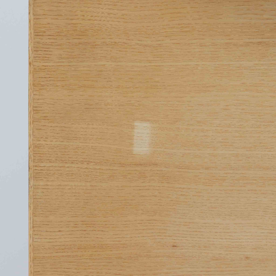 フィンランドを代表する建築家アルヴァ・アアルトによるデザイン、Artek社製の「X-leg」ダイニングテーブルです。素材には温かみのあるバーチ材を使用し、アアルトの象徴でもある積層合板による柔らかな曲線脚が特徴です。角のない優しいフォルムとシンプルな構造美が調和し、北欧デザインの真髄を感じさせます。経年によるバーチ材の飴色の風合いが美しく、空間に軽やかで穏やかな印象を与える一台です。