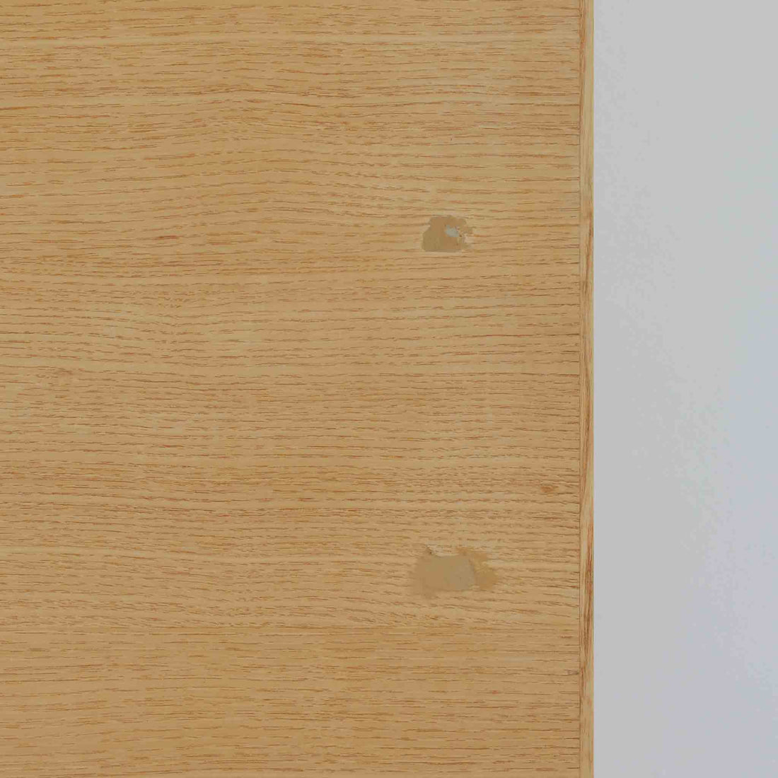 フィンランドを代表する建築家アルヴァ・アアルトによるデザイン、Artek社製の「X-leg」ダイニングテーブルです。素材には温かみのあるバーチ材を使用し、アアルトの象徴でもある積層合板による柔らかな曲線脚が特徴です。角のない優しいフォルムとシンプルな構造美が調和し、北欧デザインの真髄を感じさせます。経年によるバーチ材の飴色の風合いが美しく、空間に軽やかで穏やかな印象を与える一台です。