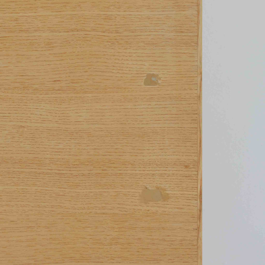 フィンランドを代表する建築家アルヴァ・アアルトによるデザイン、Artek社製の「X-leg」ダイニングテーブルです。素材には温かみのあるバーチ材を使用し、アアルトの象徴でもある積層合板による柔らかな曲線脚が特徴です。角のない優しいフォルムとシンプルな構造美が調和し、北欧デザインの真髄を感じさせます。経年によるバーチ材の飴色の風合いが美しく、空間に軽やかで穏やかな印象を与える一台です。