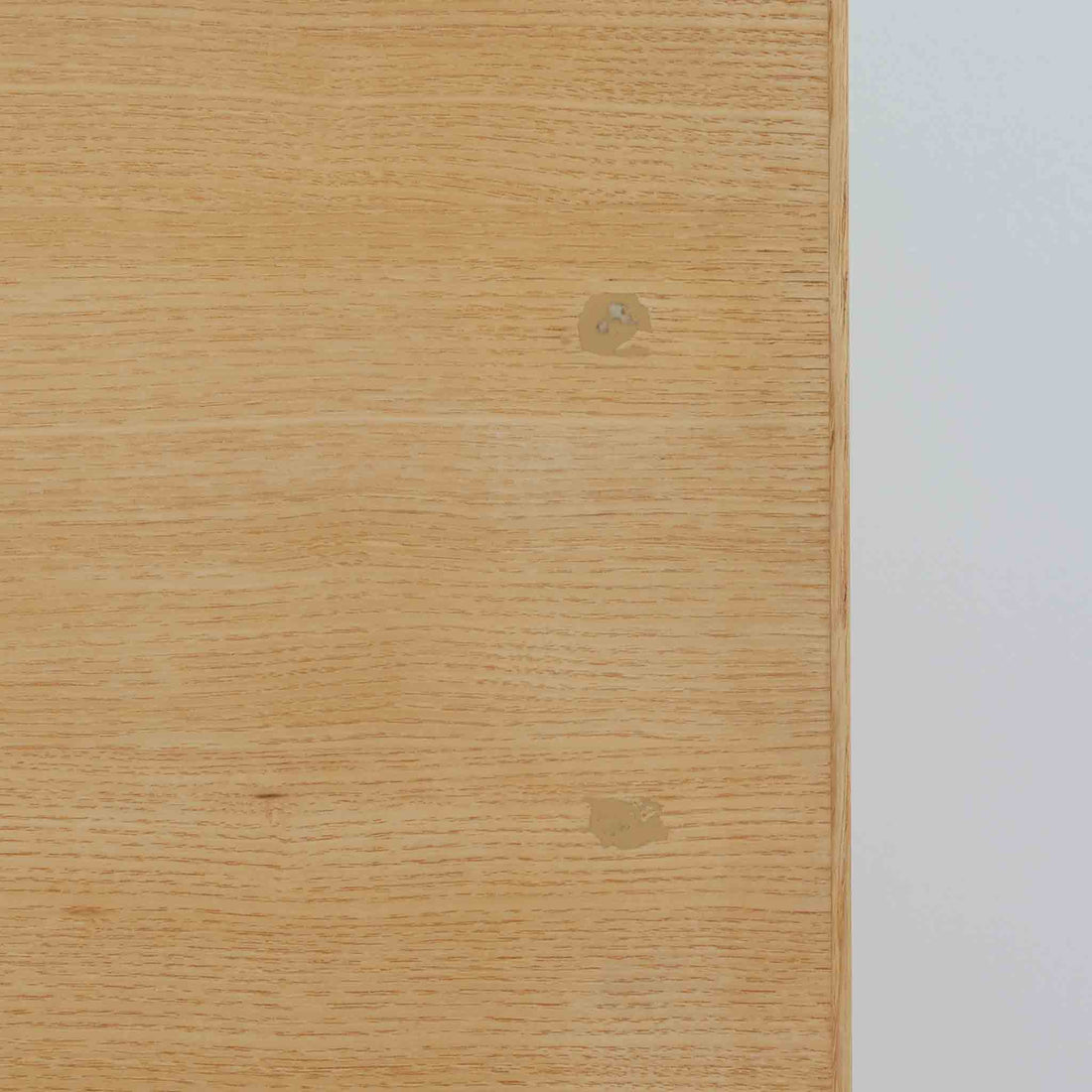 フィンランドを代表する建築家アルヴァ・アアルトによるデザイン、Artek社製の「X-leg」ダイニングテーブルです。素材には温かみのあるバーチ材を使用し、アアルトの象徴でもある積層合板による柔らかな曲線脚が特徴です。角のない優しいフォルムとシンプルな構造美が調和し、北欧デザインの真髄を感じさせます。経年によるバーチ材の飴色の風合いが美しく、空間に軽やかで穏やかな印象を与える一台です。