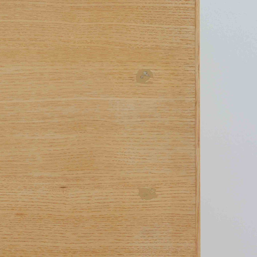 フィンランドを代表する建築家アルヴァ・アアルトによるデザイン、Artek社製の「X-leg」ダイニングテーブルです。素材には温かみのあるバーチ材を使用し、アアルトの象徴でもある積層合板による柔らかな曲線脚が特徴です。角のない優しいフォルムとシンプルな構造美が調和し、北欧デザインの真髄を感じさせます。経年によるバーチ材の飴色の風合いが美しく、空間に軽やかで穏やかな印象を与える一台です。