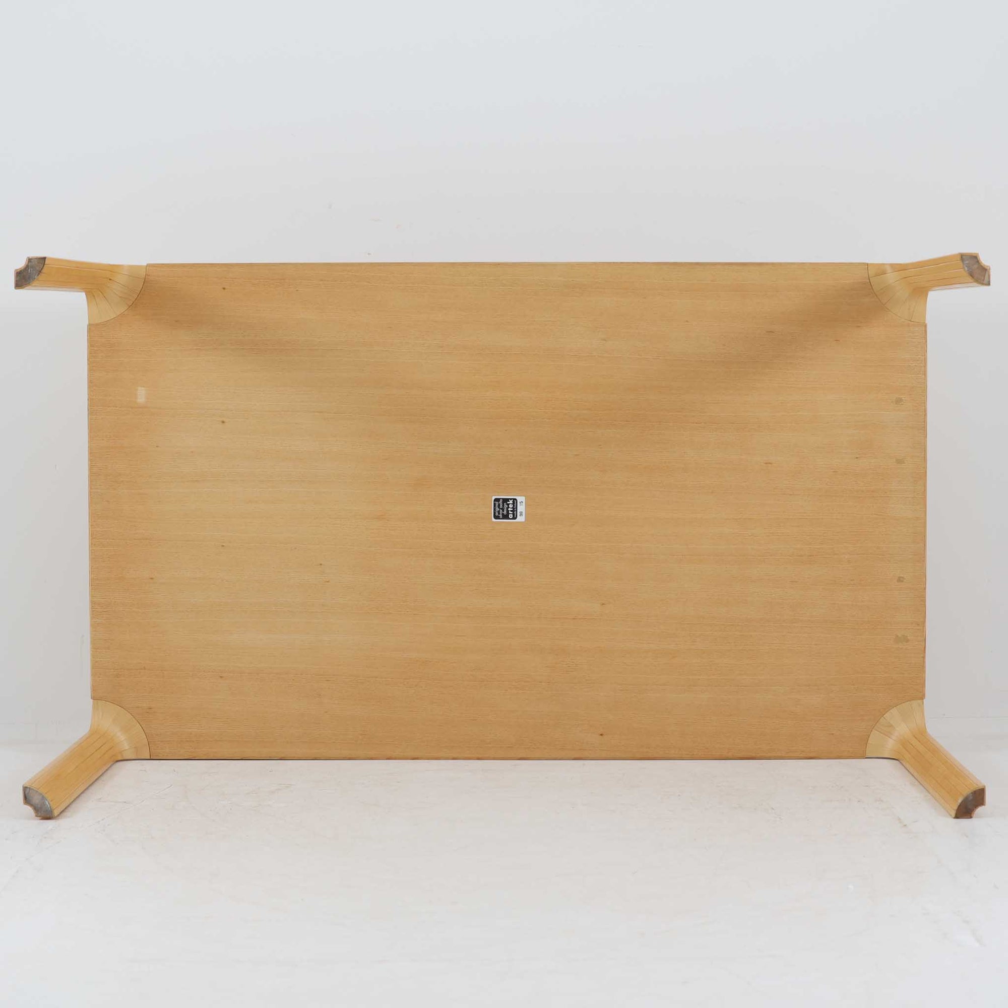 フィンランドを代表する建築家アルヴァ・アアルトによるデザイン、Artek社製の「X-leg」ダイニングテーブルです。素材には温かみのあるバーチ材を使用し、アアルトの象徴でもある積層合板による柔らかな曲線脚が特徴です。角のない優しいフォルムとシンプルな構造美が調和し、北欧デザインの真髄を感じさせます。経年によるバーチ材の飴色の風合いが美しく、空間に軽やかで穏やかな印象を与える一台です。