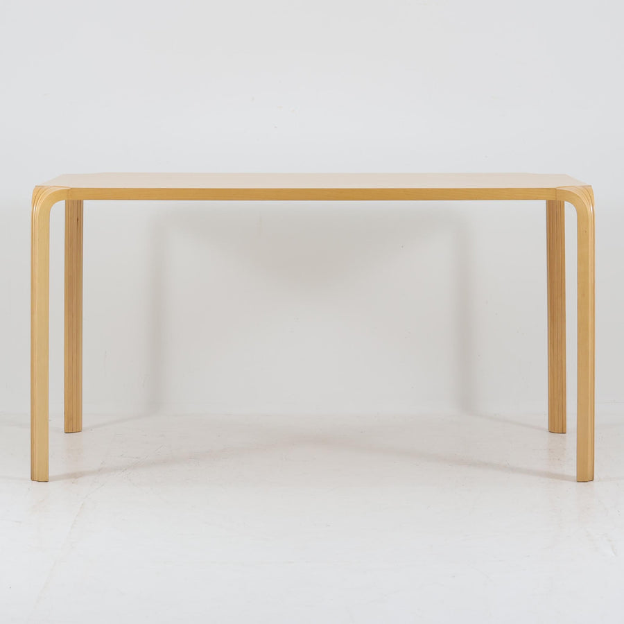 フィンランドを代表する建築家アルヴァ・アアルトによるデザイン、Artek社製の「X-leg」ダイニングテーブルです。素材には温かみのあるバーチ材を使用し、アアルトの象徴でもある積層合板による柔らかな曲線脚が特徴です。角のない優しいフォルムとシンプルな構造美が調和し、北欧デザインの真髄を感じさせます。経年によるバーチ材の飴色の風合いが美しく、空間に軽やかで穏やかな印象を与える一台です。