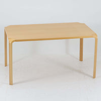 フィンランドを代表する建築家アルヴァ・アアルトによるデザイン、Artek社製の「X-leg」ダイニングテーブルです。素材には温かみのあるバーチ材を使用し、アアルトの象徴でもある積層合板による柔らかな曲線脚が特徴です。角のない優しいフォルムとシンプルな構造美が調和し、北欧デザインの真髄を感じさせます。経年によるバーチ材の飴色の風合いが美しく、空間に軽やかで穏やかな印象を与える一台です。