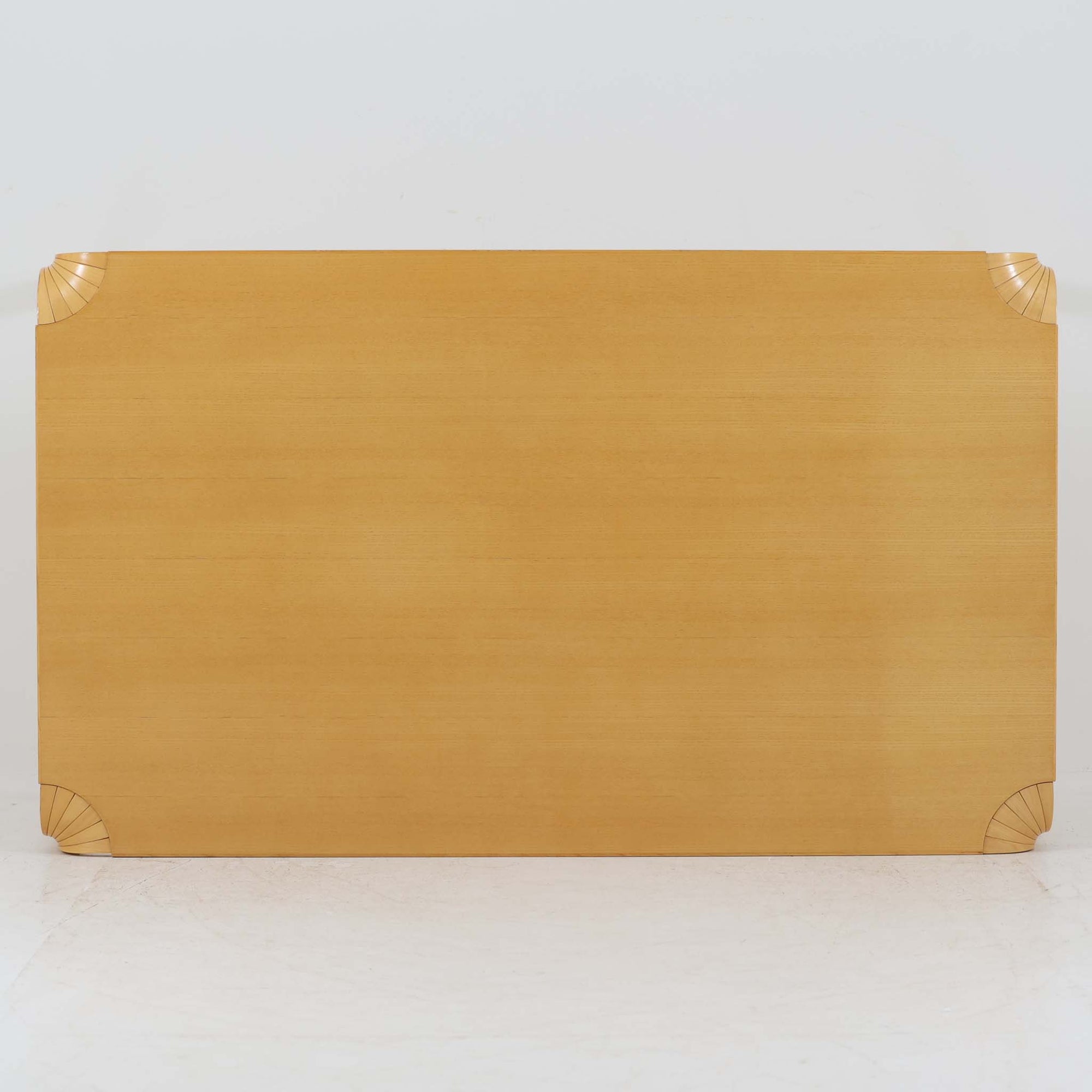 フィンランドを代表する建築家アルヴァ・アアルトによるデザイン、Artek社製の「X-leg」ダイニングテーブルです。素材には温かみのあるバーチ材を使用し、アアルトの象徴でもある積層合板による柔らかな曲線脚が特徴です。角のない優しいフォルムとシンプルな構造美が調和し、北欧デザインの真髄を感じさせます。経年によるバーチ材の飴色の風合いが美しく、空間に軽やかで穏やかな印象を与える一台です。