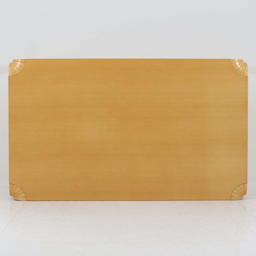 フィンランドを代表する建築家アルヴァ・アアルトによるデザイン、Artek社製の「X-leg」ダイニングテーブルです。素材には温かみのあるバーチ材を使用し、アアルトの象徴でもある積層合板による柔らかな曲線脚が特徴です。角のない優しいフォルムとシンプルな構造美が調和し、北欧デザインの真髄を感じさせます。経年によるバーチ材の飴色の風合いが美しく、空間に軽やかで穏やかな印象を与える一台です。