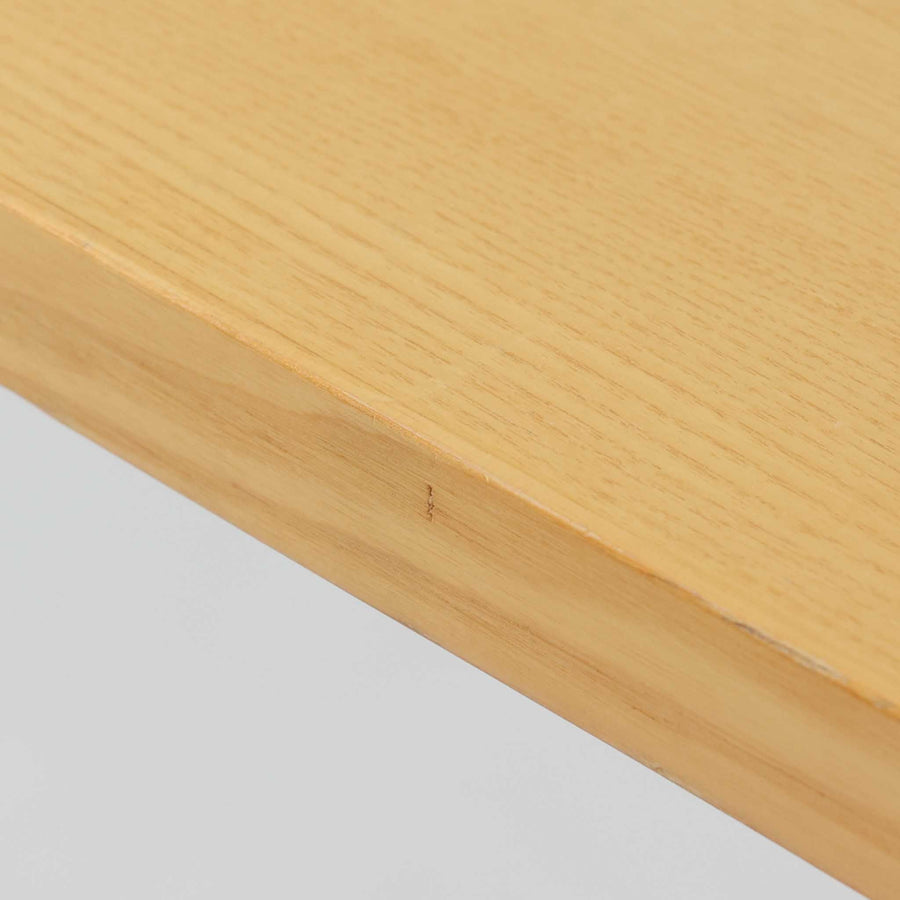 フィンランドを代表する建築家アルヴァ・アアルトによるデザイン、Artek社製の「X-leg」ダイニングテーブルです。素材には温かみのあるバーチ材を使用し、アアルトの象徴でもある積層合板による柔らかな曲線脚が特徴です。角のない優しいフォルムとシンプルな構造美が調和し、北欧デザインの真髄を感じさせます。経年によるバーチ材の飴色の風合いが美しく、空間に軽やかで穏やかな印象を与える一台です。