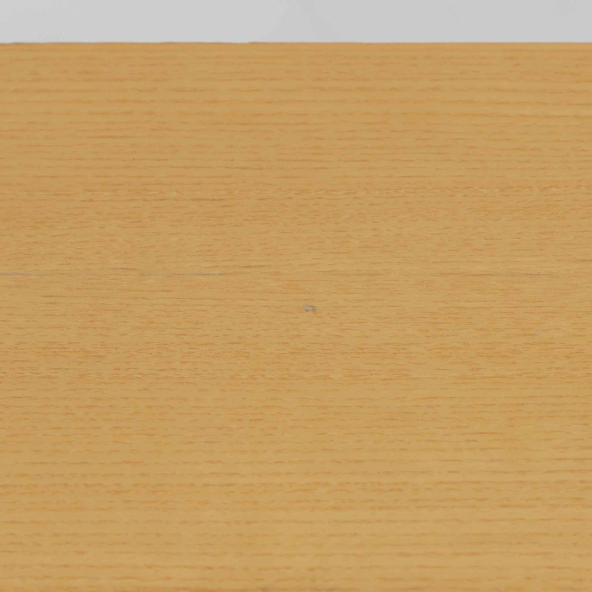 フィンランドを代表する建築家アルヴァ・アアルトによるデザイン、Artek社製の「X-leg」ダイニングテーブルです。素材には温かみのあるバーチ材を使用し、アアルトの象徴でもある積層合板による柔らかな曲線脚が特徴です。角のない優しいフォルムとシンプルな構造美が調和し、北欧デザインの真髄を感じさせます。経年によるバーチ材の飴色の風合いが美しく、空間に軽やかで穏やかな印象を与える一台です。