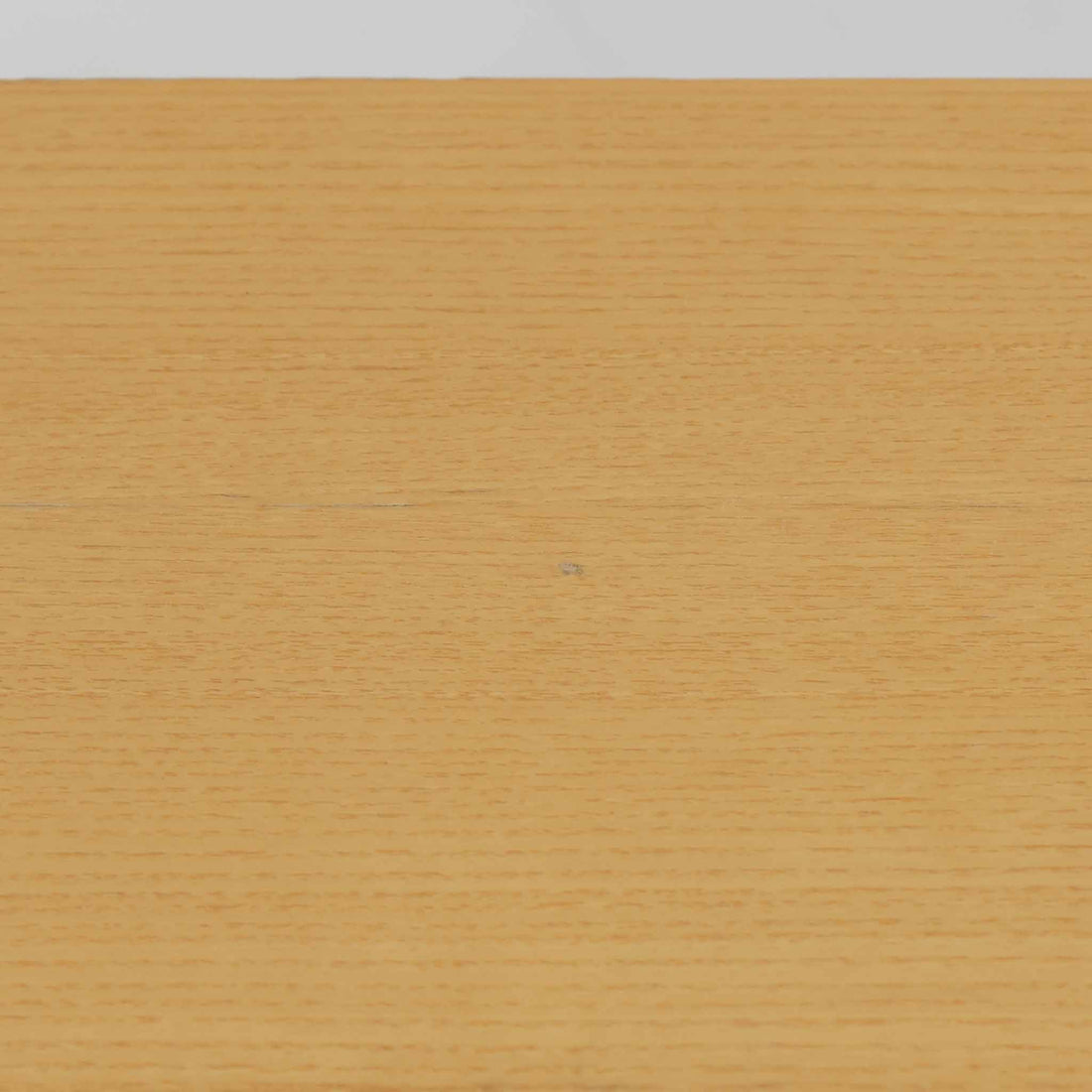 フィンランドを代表する建築家アルヴァ・アアルトによるデザイン、Artek社製の「X-leg」ダイニングテーブルです。素材には温かみのあるバーチ材を使用し、アアルトの象徴でもある積層合板による柔らかな曲線脚が特徴です。角のない優しいフォルムとシンプルな構造美が調和し、北欧デザインの真髄を感じさせます。経年によるバーチ材の飴色の風合いが美しく、空間に軽やかで穏やかな印象を与える一台です。