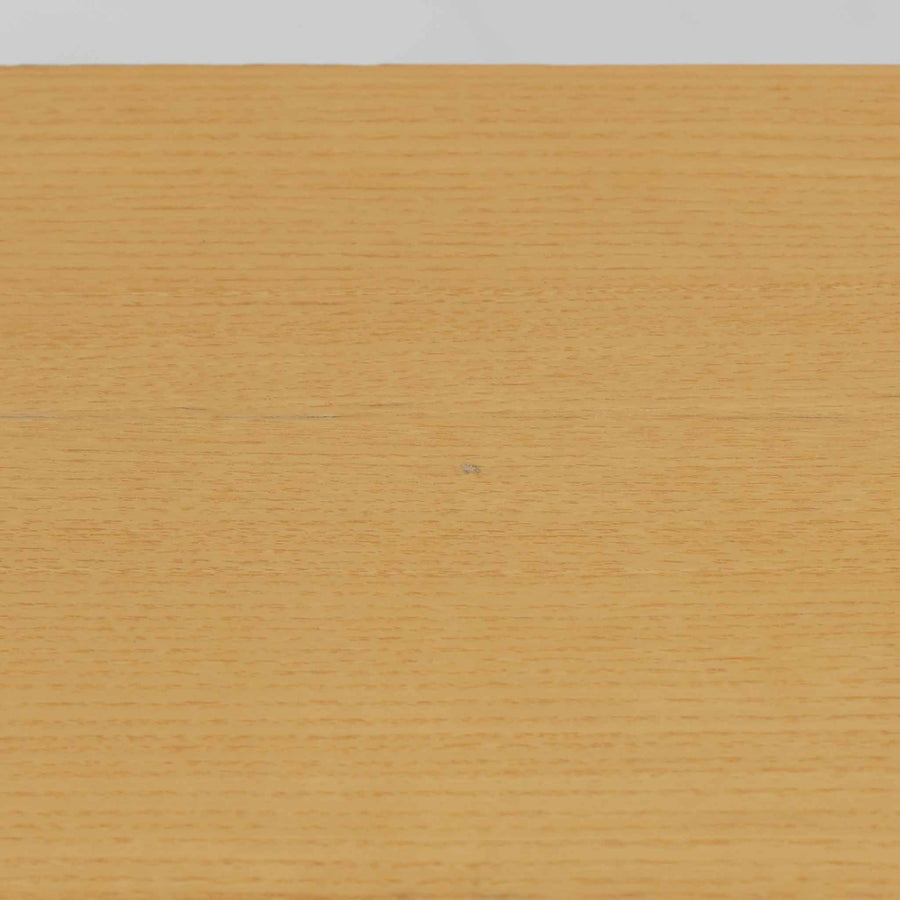 フィンランドを代表する建築家アルヴァ・アアルトによるデザイン、Artek社製の「X-leg」ダイニングテーブルです。素材には温かみのあるバーチ材を使用し、アアルトの象徴でもある積層合板による柔らかな曲線脚が特徴です。角のない優しいフォルムとシンプルな構造美が調和し、北欧デザインの真髄を感じさせます。経年によるバーチ材の飴色の風合いが美しく、空間に軽やかで穏やかな印象を与える一台です。