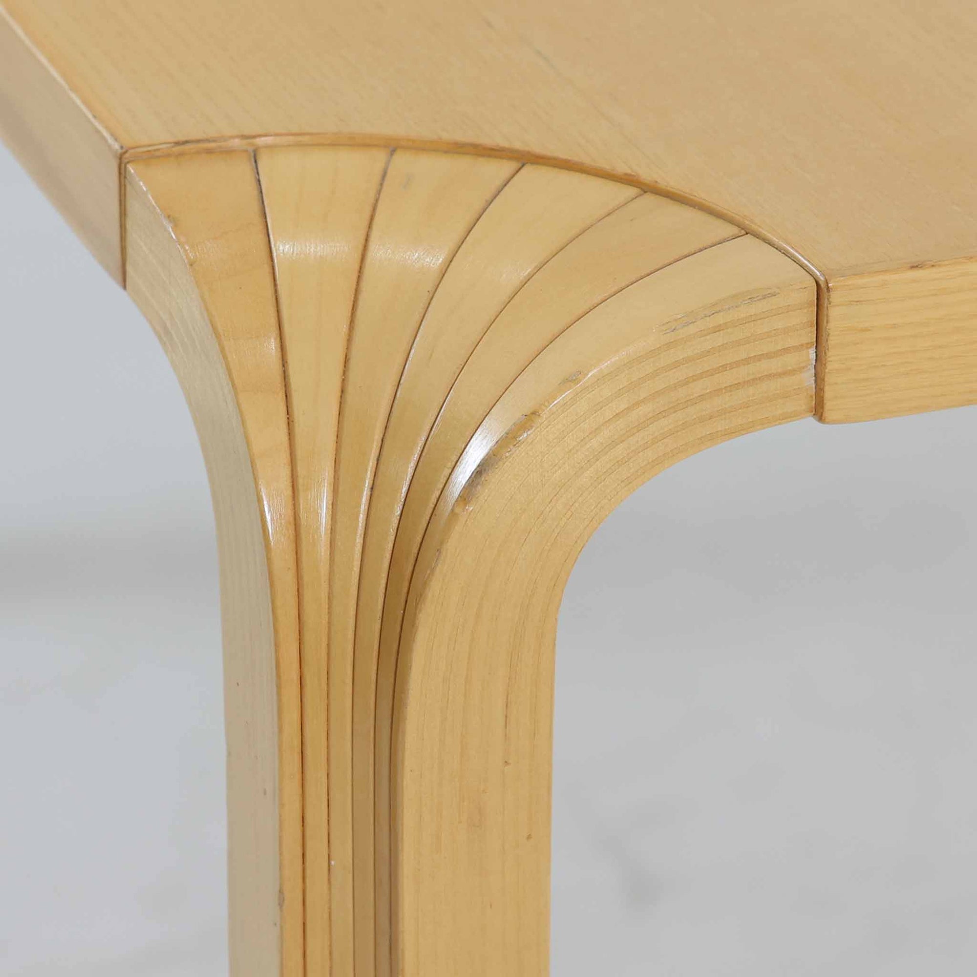 フィンランドを代表する建築家アルヴァ・アアルトによるデザイン、Artek社製の「X-leg」ダイニングテーブルです。素材には温かみのあるバーチ材を使用し、アアルトの象徴でもある積層合板による柔らかな曲線脚が特徴です。角のない優しいフォルムとシンプルな構造美が調和し、北欧デザインの真髄を感じさせます。経年によるバーチ材の飴色の風合いが美しく、空間に軽やかで穏やかな印象を与える一台です。