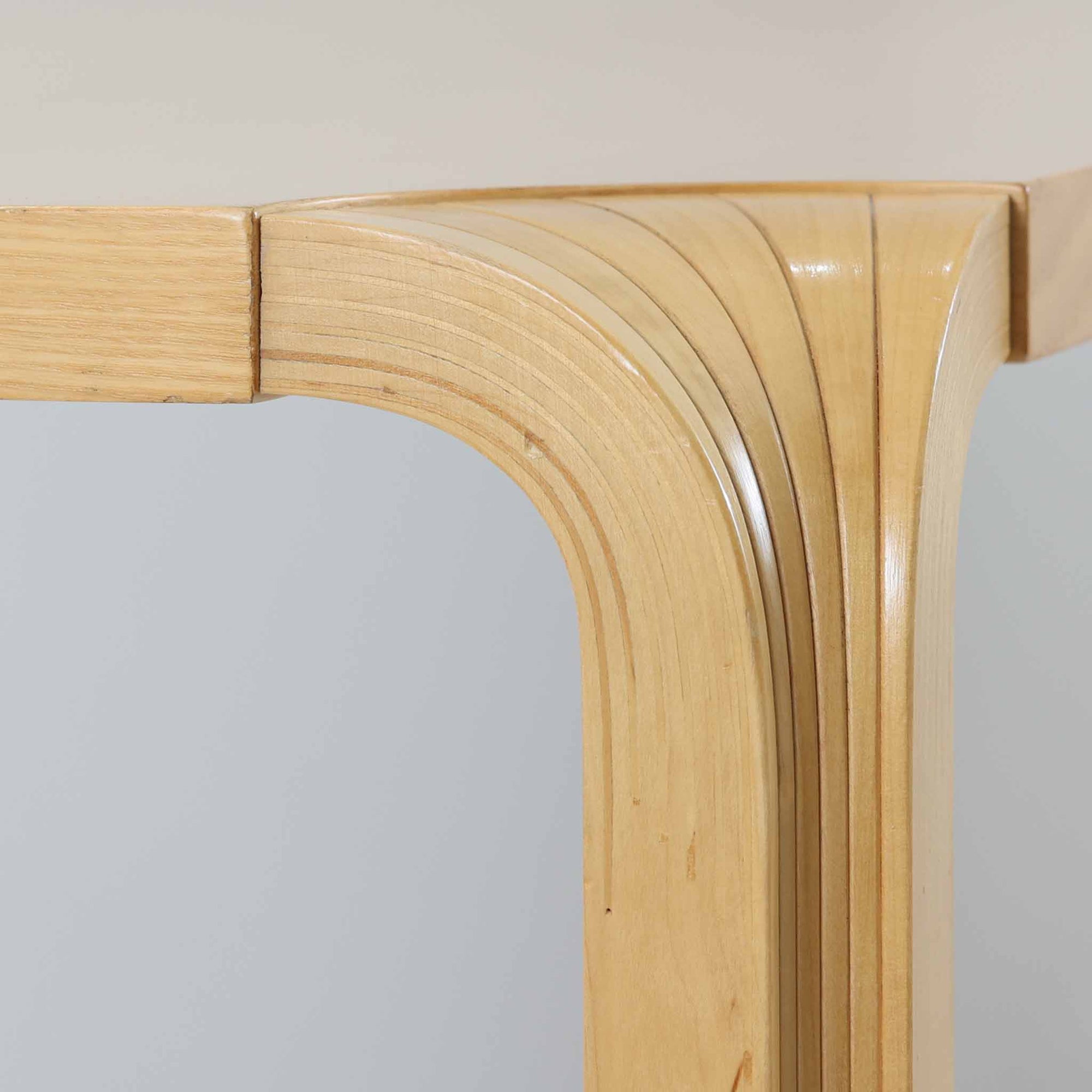 フィンランドを代表する建築家アルヴァ・アアルトによるデザイン、Artek社製の「X-leg」ダイニングテーブルです。素材には温かみのあるバーチ材を使用し、アアルトの象徴でもある積層合板による柔らかな曲線脚が特徴です。角のない優しいフォルムとシンプルな構造美が調和し、北欧デザインの真髄を感じさせます。経年によるバーチ材の飴色の風合いが美しく、空間に軽やかで穏やかな印象を与える一台です。