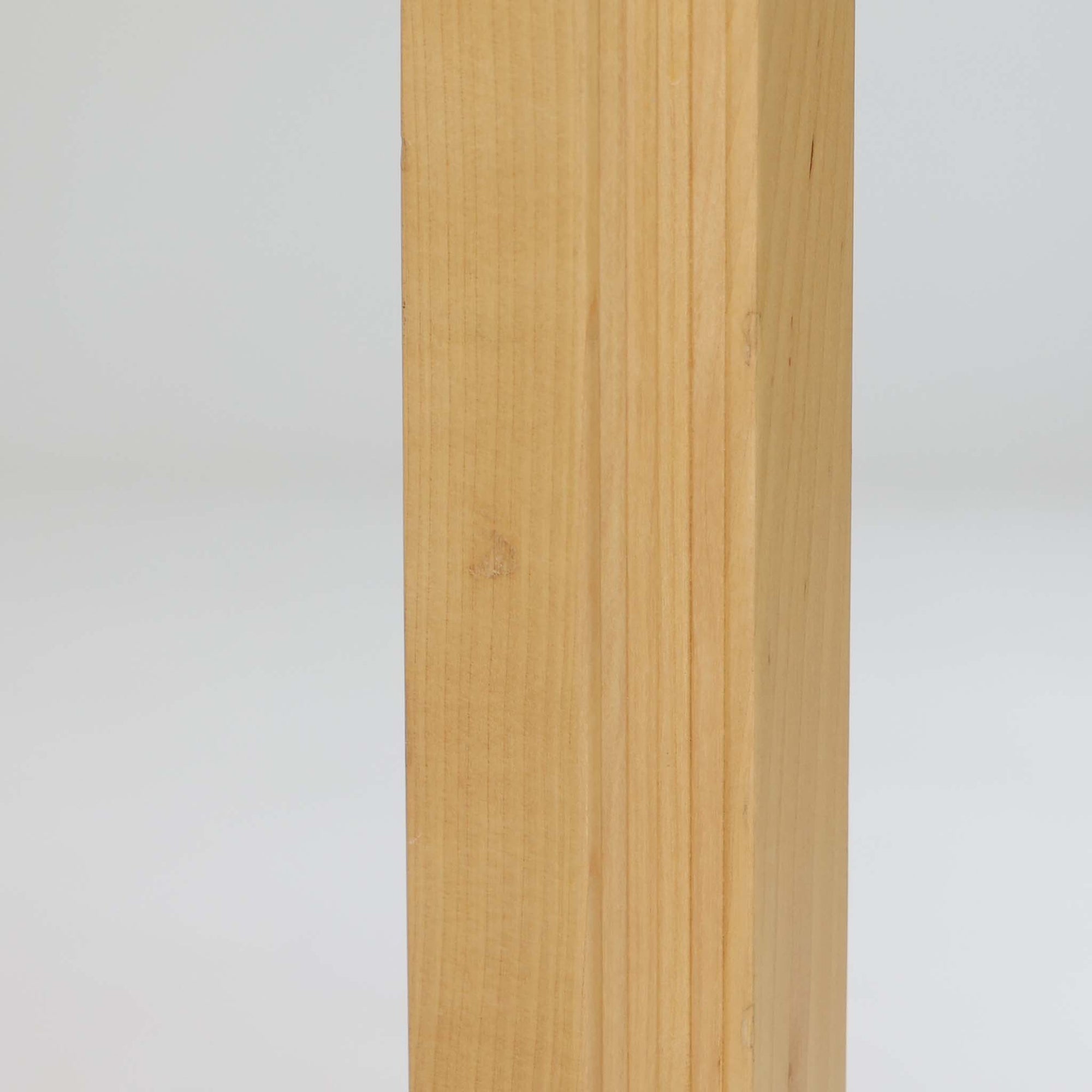 フィンランドを代表する建築家アルヴァ・アアルトによるデザイン、Artek社製の「X-leg」ダイニングテーブルです。素材には温かみのあるバーチ材を使用し、アアルトの象徴でもある積層合板による柔らかな曲線脚が特徴です。角のない優しいフォルムとシンプルな構造美が調和し、北欧デザインの真髄を感じさせます。経年によるバーチ材の飴色の風合いが美しく、空間に軽やかで穏やかな印象を与える一台です。