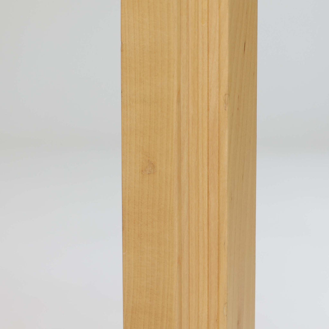 フィンランドを代表する建築家アルヴァ・アアルトによるデザイン、Artek社製の「X-leg」ダイニングテーブルです。素材には温かみのあるバーチ材を使用し、アアルトの象徴でもある積層合板による柔らかな曲線脚が特徴です。角のない優しいフォルムとシンプルな構造美が調和し、北欧デザインの真髄を感じさせます。経年によるバーチ材の飴色の風合いが美しく、空間に軽やかで穏やかな印象を与える一台です。