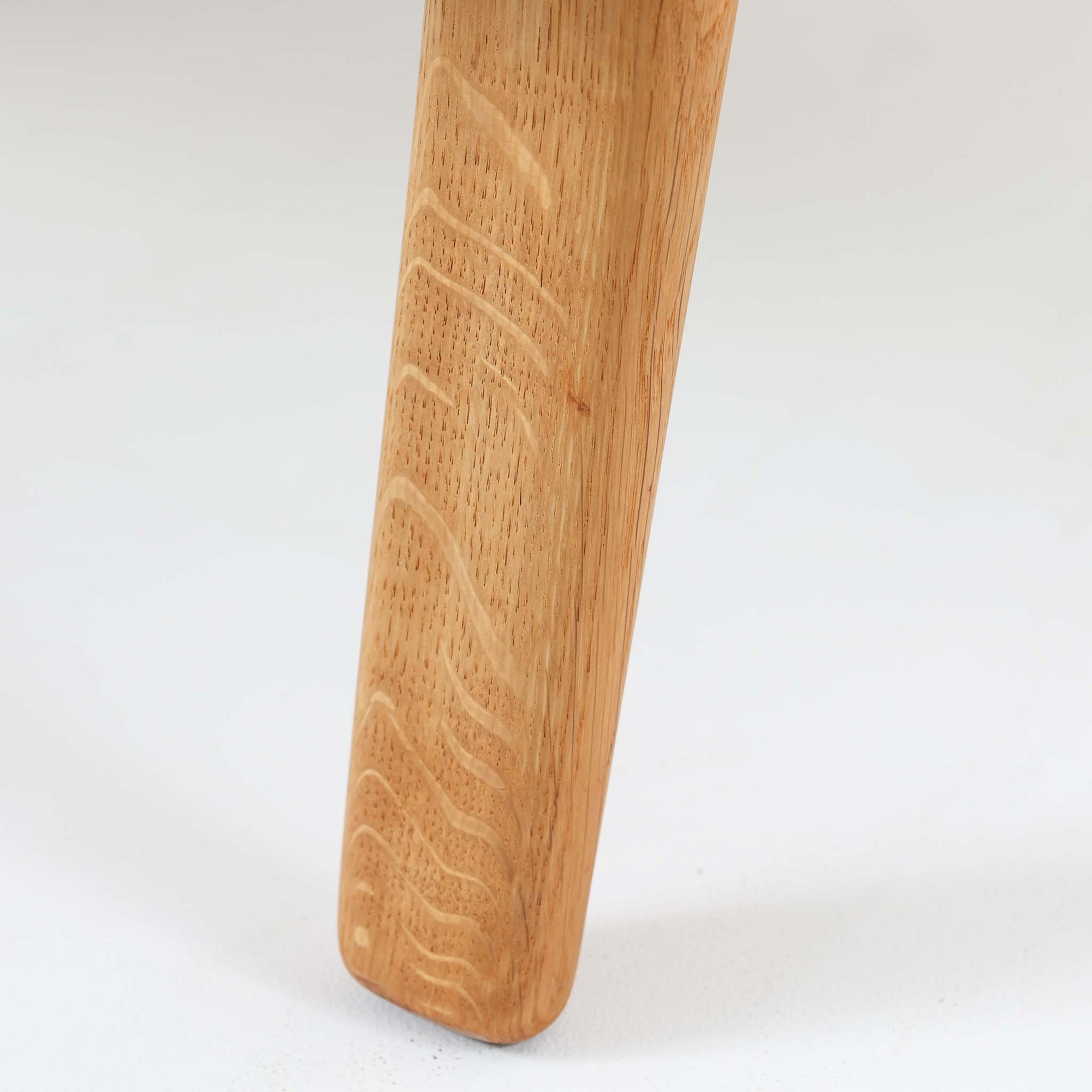 Hans J. Wegnerがデザインし、Getama社によって製作されたGE290は、構造の美しさと快適な座り心地を兼ね備えた北欧ビンテージを代表するシングルソファです。厚みのあるクッションと緩やかに傾斜した背もたれが身体を包み込み、自然と深いリラックス姿勢へと導きます。クッション内部にはビンテージ品ならではのスプリングが内包されており、しっかりとした弾力と安定感のある座り心地を生み出しています。オーク材のフレームは力強さと温かみを併せ持ち、アームから脚部にかけての造形にはウェグナーらしい彫刻的な魅力が感じられます。張地の落ち着いた色合いと、経年により深みを増した木部の表情が調和し、リビングや書斎で長く寄り添う一脚です。