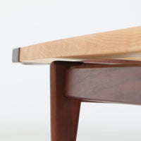 Poul M. Voltherによってデザインされたデイベッドは、機能性と美しさを兼ね備えたビンテージ家具です。ソファとしての使用はもちろん、背もたれを倒すことでリラックスできるベッドとしても使用でき、用途に応じて柔軟に活躍します。フレームにはアフロモシア材が使用されており、深みのある木目と上質な質感が空間に落ち着いた存在感を与えます。アフロモシア材仕様のモデルは流通数が少なく、希少性の高い点も魅力のひとつです。スラット構造による安定感のあるフレームに加え、クッション内部にはスプリングが内包されており、快適な座り心地と寝心地を提供してくれる一台です。