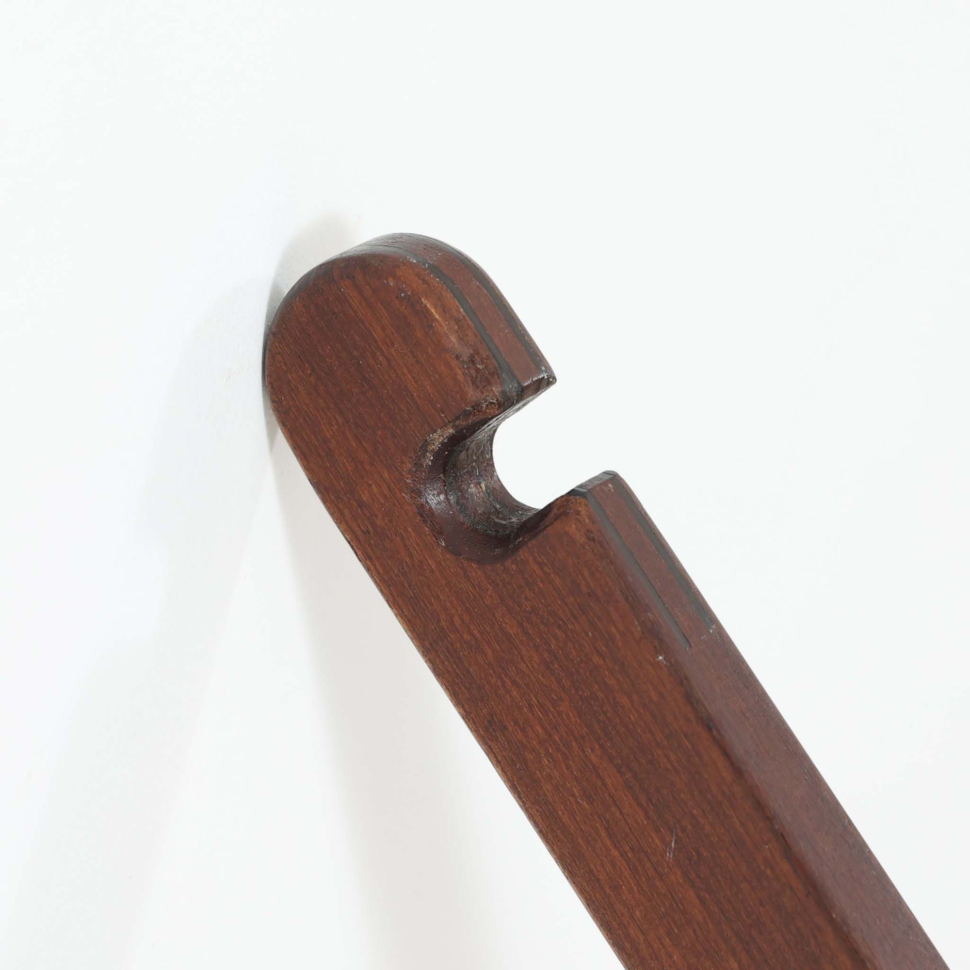 Poul M. Voltherによってデザインされたデイベッドは、機能性と美しさを兼ね備えたビンテージ家具です。ソファとしての使用はもちろん、背もたれを倒すことでリラックスできるベッドとしても使用でき、用途に応じて柔軟に活躍します。フレームにはアフロモシア材が使用されており、深みのある木目と上質な質感が空間に落ち着いた存在感を与えます。アフロモシア材仕様のモデルは流通数が少なく、希少性の高い点も魅力のひとつです。スラット構造による安定感のあるフレームに加え、クッション内部にはスプリングが内包されており、快適な座り心地と寝心地を提供してくれる一台です。