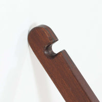 Poul M. Voltherによってデザインされたデイベッドは、機能性と美しさを兼ね備えたビンテージ家具です。ソファとしての使用はもちろん、背もたれを倒すことでリラックスできるベッドとしても使用でき、用途に応じて柔軟に活躍します。フレームにはアフロモシア材が使用されており、深みのある木目と上質な質感が空間に落ち着いた存在感を与えます。アフロモシア材仕様のモデルは流通数が少なく、希少性の高い点も魅力のひとつです。スラット構造による安定感のあるフレームに加え、クッション内部にはスプリングが内包されており、快適な座り心地と寝心地を提供してくれる一台です。