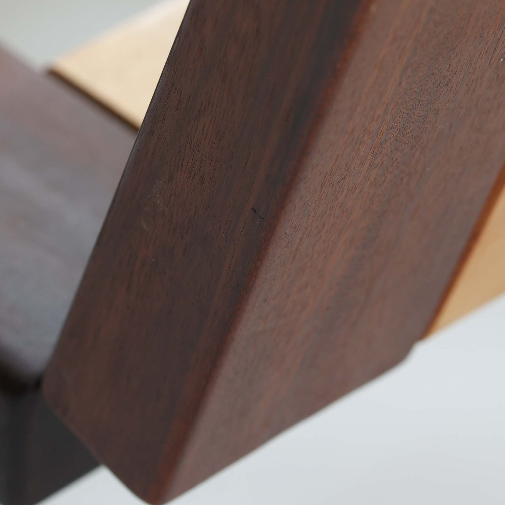 Poul M. Voltherによってデザインされたデイベッドは、機能性と美しさを兼ね備えたビンテージ家具です。ソファとしての使用はもちろん、背もたれを倒すことでリラックスできるベッドとしても使用でき、用途に応じて柔軟に活躍します。フレームにはアフロモシア材が使用されており、深みのある木目と上質な質感が空間に落ち着いた存在感を与えます。アフロモシア材仕様のモデルは流通数が少なく、希少性の高い点も魅力のひとつです。スラット構造による安定感のあるフレームに加え、クッション内部にはスプリングが内包されており、快適な座り心地と寝心地を提供してくれる一台です。