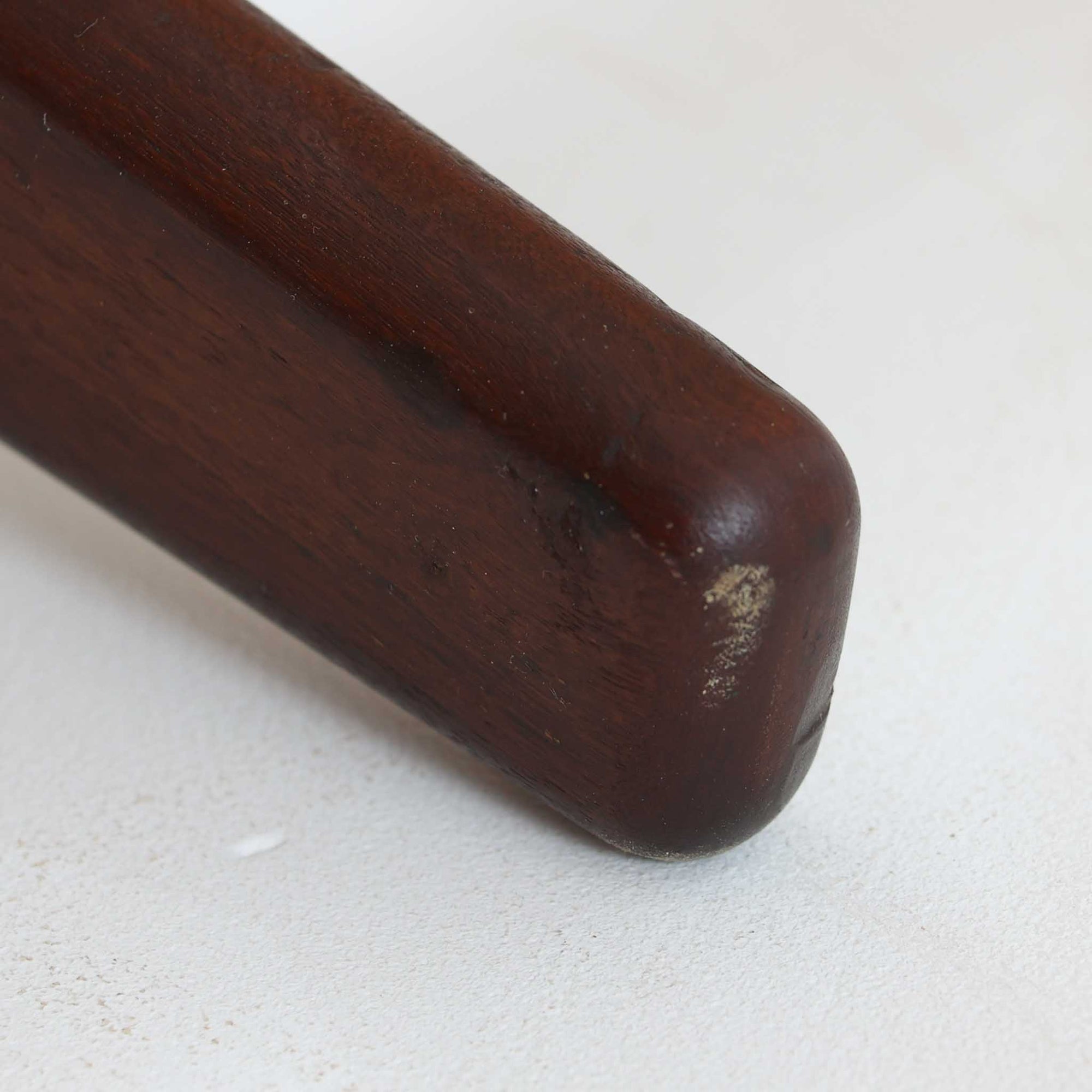 Poul M. Voltherによってデザインされたデイベッドは、機能性と美しさを兼ね備えたビンテージ家具です。ソファとしての使用はもちろん、背もたれを倒すことでリラックスできるベッドとしても使用でき、用途に応じて柔軟に活躍します。フレームにはアフロモシア材が使用されており、深みのある木目と上質な質感が空間に落ち着いた存在感を与えます。アフロモシア材仕様のモデルは流通数が少なく、希少性の高い点も魅力のひとつです。スラット構造による安定感のあるフレームに加え、クッション内部にはスプリングが内包されており、快適な座り心地と寝心地を提供してくれる一台です。